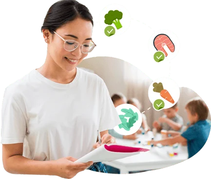 Educadora registrando a aceitação da refeição enquanto as crianças comem ao fundo